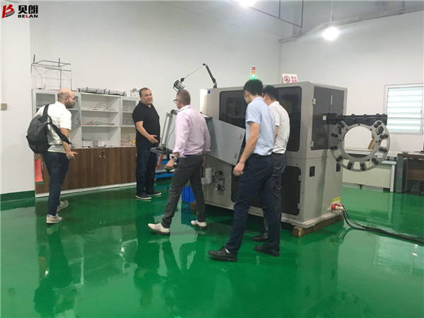 看，又有外國客戶參觀貝朗鋼絲鐵絲折彎機