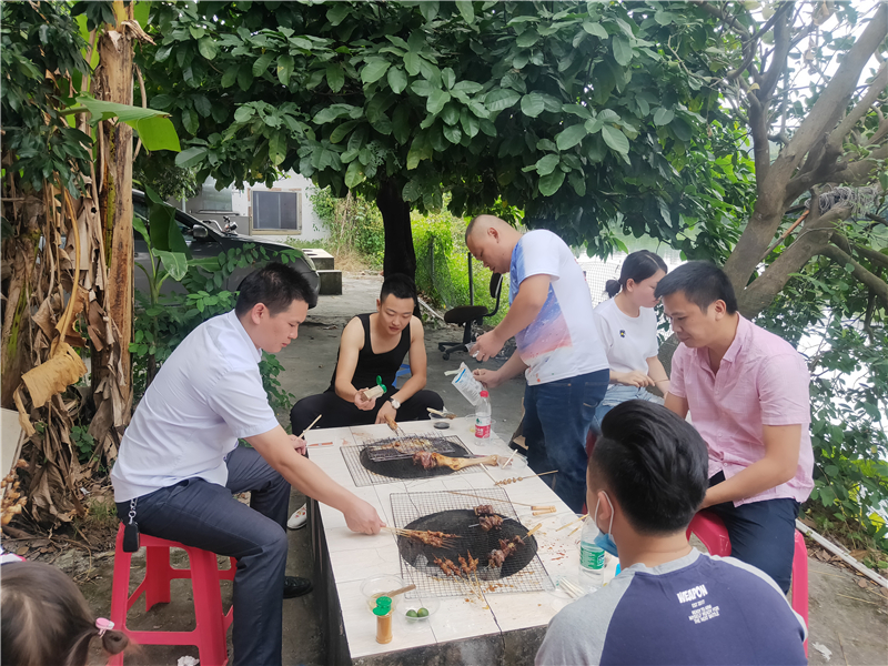 重陽節，貝朗金屬成型機械廠家員工相約戶外燒烤